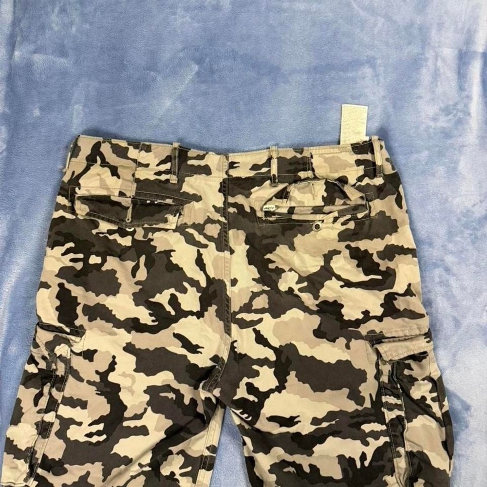 Levi's camo cargo shorts men Size 36 - Picture 6 of 6